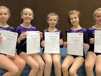 Stolz und erleichtert: (von links) Zoey-Marie M&uuml;ller, Johanna Jan&szlig;en, Lea Filipczyk, Ida K&uuml;nken und Maila Ueck vom TuS Glarum sind erfolgreich ins Wettkampfgeschehen auf Bezirksebene zur&uuml;ckgekehrt.