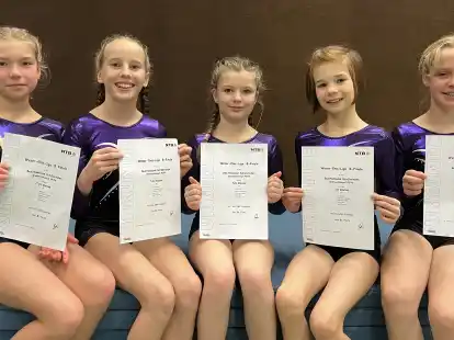 Stolz und erleichtert: (von links) Zoey-Marie M&uuml;ller, Johanna Jan&szlig;en, Lea Filipczyk, Ida K&uuml;nken und Maila Ueck vom TuS Glarum sind erfolgreich ins Wettkampfgeschehen auf Bezirksebene zur&uuml;ckgekehrt.