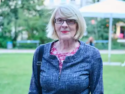 Regula Venske, damalige Pr&auml;sidentin des deutschen Ablegers des Autorenverbandes Pen, steht im Garten der St.-Elisabeth-Kirche.