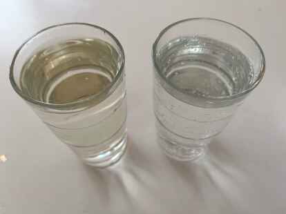 Im Vergleich: das Leitungswasser auf Norderney (links) und Mineralwasser aus dem Supermarkt.