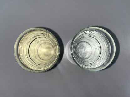 Im Vergleich: das Leitungswasser auf Norderney (links) und Mineralwasser aus dem Supermarkt.