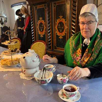 Worauf es beim Tee-Trinken auf ostfriesische Art zu achten gilt, erkl&auml;rt Christa Wessels vom Heimatverein Norderney.