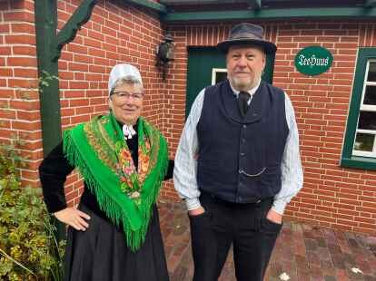 Geh&ouml;ren zum Team des Heimatvereins auf Norderney: Christa Wessels und Hans-Hermann G&ouml;hn. Zu F&uuml;hrungen und besonderen Anl&auml;ssen tragen sie ihre Ostfriesen-Trachten.