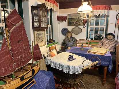 Mitglieder des Heimatvereins f&uuml;hren auch durch das Fischerhaus-Museum auf Norderney. Dort erfahren Besucher mehr &uuml;ber das historische Leben und die Traditionen der Inselbewohner.