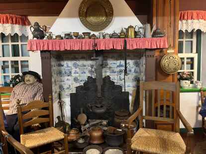 Mitglieder des Heimatvereins f&uuml;hren auch durch das Fischerhaus-Museum auf Norderney. Dort erfahren Besucher mehr &uuml;ber das historische Leben und die Traditionen der Inselbewohner.