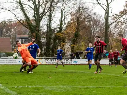Gleich &bdquo;klingelt&ldquo; es im Lastruper Kasten: Die Cappelner (gestreiftes Dress) markierten f&uuml;nf Tore.