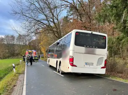 Ein verungl&uuml;ckter Schulbus auf einer Stra&szlig;e im Landkreis F&uuml;rth. Bei dem Unfall wurden mehrere Sch&uuml;lerinnen und Sch&uuml;ler verletzt.