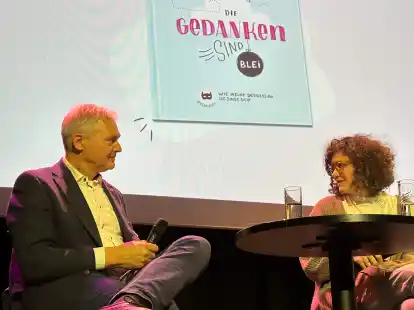 Duo: Autorin Eva Jahnen berichtete schonungslos offen &uuml;ber ihr Leben mit der Krankheit Depression und stellte ihr Buch vor. Dr. Claus Bajorat, Mediziner an der Karl-Jaspers-Klinik, kommentierte die Erfahrungen und informierte.