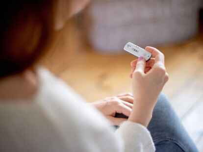 Zwei Striche: Im Herbst nehmen die Coronainfektionen wieder zu.