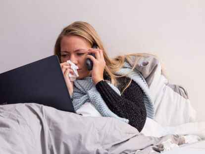 Wer sich beim Arbeitgeber krankmelden will, kann das per Telefon oder per E-Mail tun. Sinnvoll allerdings: denjenigen Weg nutzen, der im Unternehmen &uuml;blich ist.