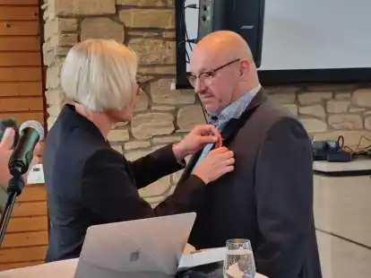 Verleihung im Rhododendronpark Gristede: Landr&auml;tin Karin Harms steckte Dr. Andreas  Settje das Bundesverdienstkreuz an.