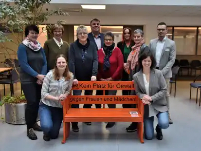 Solidarisch gegen Gewalt: Doris G&ouml;tz, Heike Langediers ( Kreislandfrauenverband), Anke Jan&szlig;en (Landfrauenverein), Oberb&uuml;rgermeister Carsten Feist, Inge Ferdinand (Landfrauenverein), Jasmin K., Nicole Biela (Gleichstellungsbeauftragte der Stadt), Jascha Buchweitz (Abteilungsleiter B&uuml;rgeramt), und vorne: Greta Theilen und Mona Garlichs ( Kreislandfrauenverband) mit der orangefarbenen Bank im B&uuml;rgeramt.