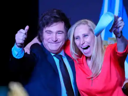 Javier Milei feiert mit seiner Schwester Karina Milei.