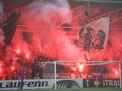 Eintracht Frankfurt muss wegen des Verhaltens der Fans eine hohe Geldstrafe bezahlen.