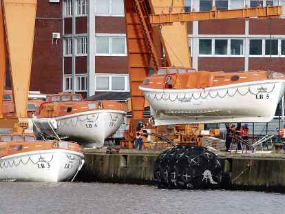 Die Tenderboote der &bdquo;Ambience&ldquo; werden auf dem Gel&auml;nde der Bremerhavener Lloyd Werft inspiziert. Dazu hebt ein Werftkran die Boote einzeln aus dem Wasser und setzt sie auf einer Unterkonstruktion ab.
