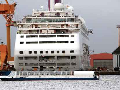 Interessante Fotomotive f&uuml;r die Passagiere der Hafenrundfahrten bietet die eingedockte &bdquo;Ambience&ldquo;.