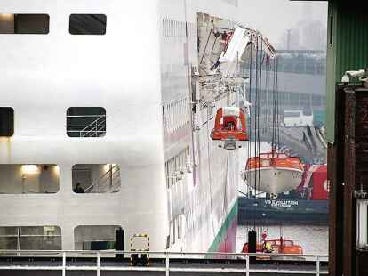 Nach dem Passieren der Nordschleuse stoppte das 245 m lange Schiff, um die Tenderboote abzusetzen.