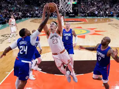 Spurs-Forward Zach Collins wird von Clippers-Guard Norman Powell (l) geblockt.