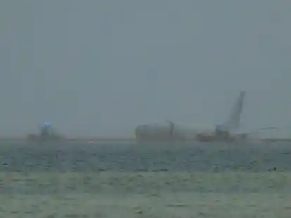 Das abgest&uuml;rzte Flugzeug der US-Marine ist in der Kaneohe-Bucht zu sehen.