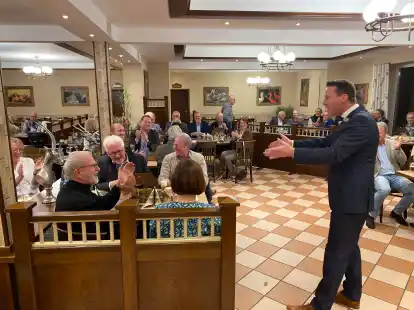 Bei 12.030 Euro erteilte Auktionator Stefan Plaggenborg (rechts) dem Rotary-Club Diepholz-Vechta den Zuschlag.