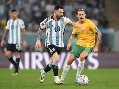 Australiens Jackson Irvine (r) spendet mit seinen Kameraden Teile ihrer Pr&auml;mie an die Hilfsorganisation Oxfam.