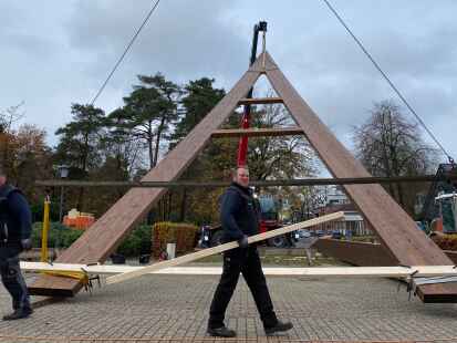 Die Arbeiten an dem neuen Glockenturm vor der katholischen Kirche in Sandkrug haben am Dienstag begonnen. F&uuml;r die Zimmerer Thorsten Falk, Tobias Bleydorn (von links) und Matthias Steenken (nicht im Bild) keine allt&auml;gliche Aufgabe.