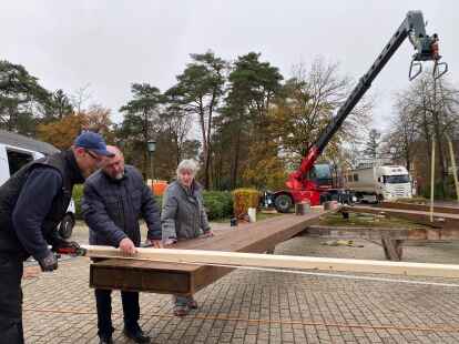 Die Arbeiten an dem neuen Glockenturm vor der katholischen Kirche in Sandkrug haben am Dienstag begonnen. Zimmerer Matthias Steenken, Pfarrer Christoph Sibbel und K&uuml;sterin Angela Martin schauten sich die gro&szlig;en Leimbinder vor dem Zusammenbau an.