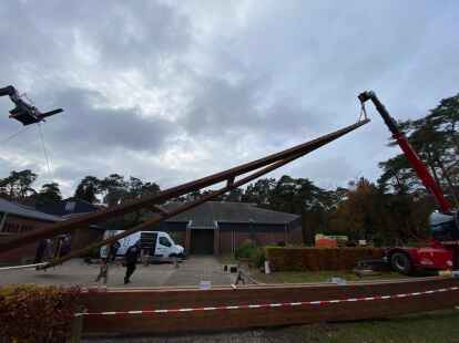 Die Arbeiten an dem neuen Glockenturm vor der katholischen Kirche in Sandkrug haben am Dienstag begonnen.