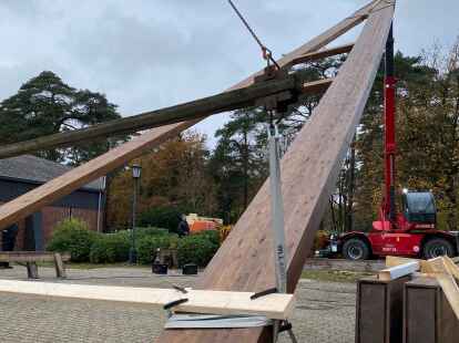 Die Arbeiten an dem neuen Glockenturm vor der katholischen Kirche in Sandkrug haben am Dienstag begonnen.