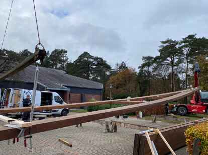 Die Arbeiten an dem neuen Glockenturm vor der katholischen Kirche in Sandkrug haben am Dienstag begonnen.
