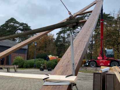 Die Arbeiten an dem neuen Glockenturm vor der katholischen Kirche in Sandkrug haben am Dienstag begonnen.