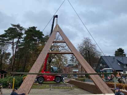 Die Arbeiten an dem neuen Glockenturm vor der katholischen Kirche in Sandkrug haben am Dienstag begonnen.