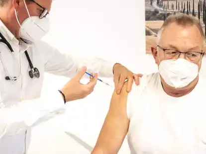 Eine Auffrischungsimpfung reduziert das Infektionsrisiko auch bei gesunden Menschen um die H&auml;lfte.