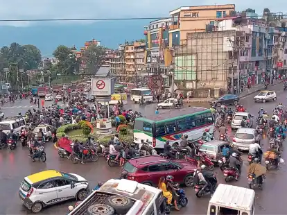 Im Kreisverkehr gilt zwar wie &uuml;berall in Nepal Linksverkehr, doch viele Verkehrsteilnehmer fahren dennoch in die andere Richtung.