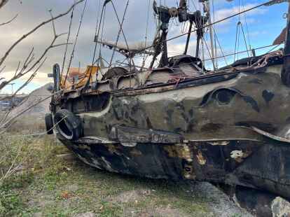 Das &bdquo;Geisterschiff&ldquo; wird die Insel Norderney bald verlassen. Bis es in ein Museum nach Norden transportiert wird, steht es noch auf dem Gel&auml;nde der Firma Onnen am Hafen.