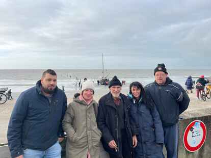 Umringt von seinen Helfern: Mehrere Norderneyer haben den auf der Insel gestrandeten Seemann (Mitte) unterst&uuml;tzt.