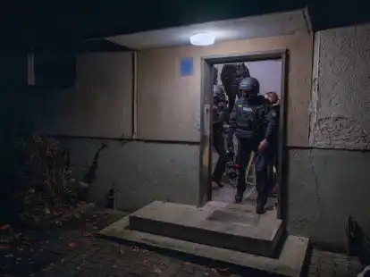 Die Polizei durchsucht ein Objekt in M&uuml;nchen.