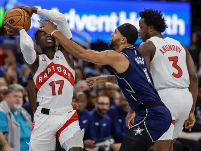 Orlandos Jalen Suggs (M) foult Torontos Dennis Schr&ouml;der (17).