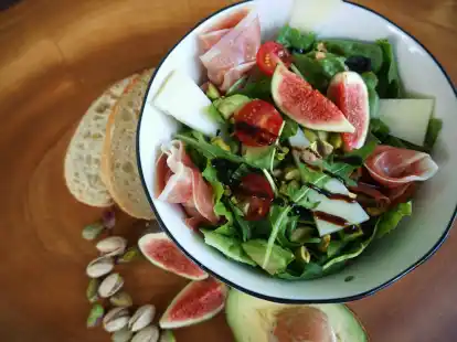 Wie bei Francesco auf Sizilien: R&ouml;mersalat kombiniert mit K&auml;se, Schinken, ger&ouml;steten Pistazien und Feige sorgen f&uuml;r eine herzhaft-fruchtige Note im Salat Siciliano.