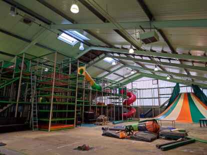 Ger&uuml;st und Vulkan stehen schon im neuen Indoorpark in Wiesmoor.