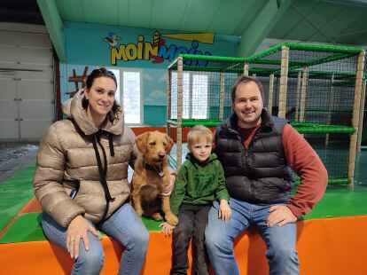 Stefanie Jan&szlig;en, Thilo Jan&szlig;en und Thilo Jan&szlig;en mit ihrem Hund Erna im neuen Indoorpark in Wiesmoor. Im Hintergrund befindet sich ein separates Areal f&uuml;r Kleinkinder.