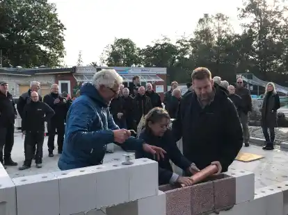 Bekommen eine Medaille der Landesregierung: Mitglieder des F&ouml;rdervereins Van-Ameren-Bad, hier bei der Grundsteinlegung f&uuml;r das neue Freibad-Geb&auml;ude.