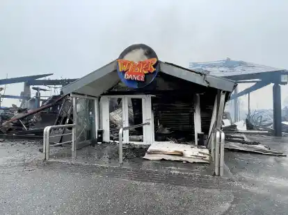 Die Diskothek &bdquo;Twister-Dance Sande&ldquo; ist in der Nacht zu Mittwoch abgebrannt. Die Feuerwehren sind seit 23 Uhr im Einsatz.