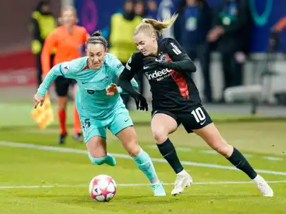 Frankfurts Torsch&uuml;tzin Laura Freigang (r) im Zweikampf mit Lucy Bronze vom FC Barcelona.