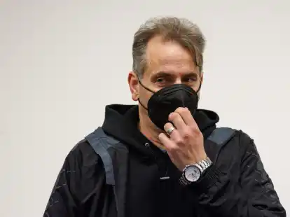 Wilfried W. steht in einem Saal des Landgerichts Paderborn.