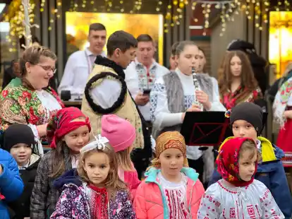 Feierlicher Auftakt ist das Abspielen der rum&auml;nischen Nationalhymne.