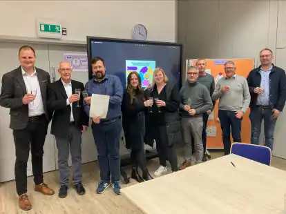 In Leer haben mehrere Pflegeanbieter und die WBS Schulen Leer &ndash; eine Berufsfachschule f&uuml;r Pflege &ndash; einen Vertrag unterzeichnet, um einen gemeinsamen Verbund einzugehen. Dadurch soll die Ausbildung im Feld der Gesundheitsberufe gest&auml;rkt werden.