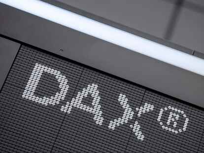 Der Schriftzug &laquo;DAX&raquo; im Handelssaal der Deutschen B&ouml;rse in Frankfurt.