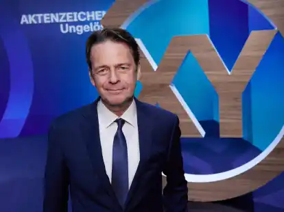 Der Moderator Rudi Cerne.