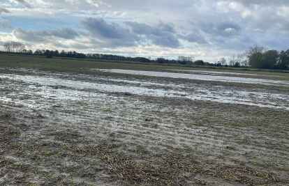 Nicht zu befahren: ein v&ouml;llig durchn&auml;sster Acker bei Norden. Bild: Fenna de Beer